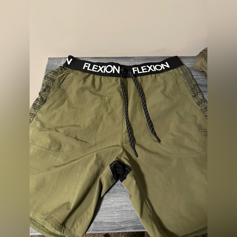 Flexion athletic shorts